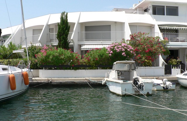 MARINA IN PORT CAMARGUE FEET IN THE WATER WITH GARDEN, 200M FROM THE BEACH