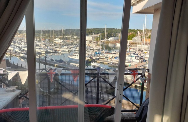 Marina View, South Facing Balcony Sunny Apartment