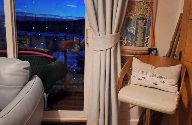 Marina View, South Facing Balcony Sunny Apartment