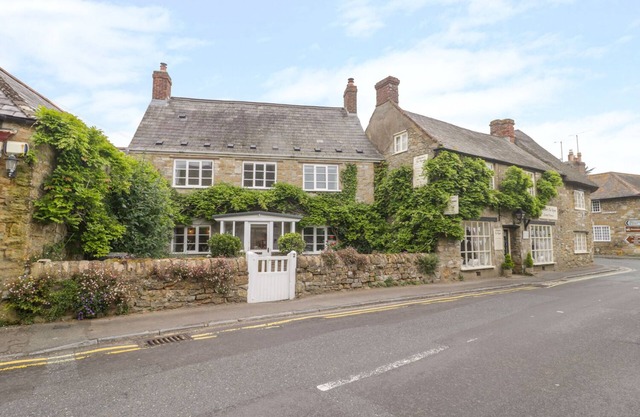 MARKET HOUSE, country holiday cottage, with open fire in Abbotsbury