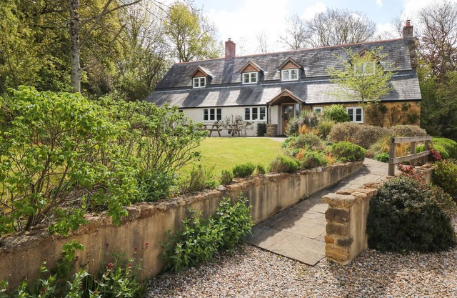 MARLES FARMHOUSE, pet friendly, luxury holiday cottage in Salwayash