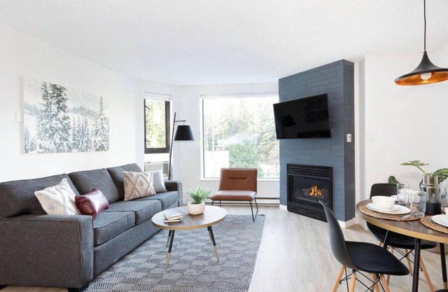 Marquise 212 · Contemporary & Spacious Slopeside 1BR Getaway