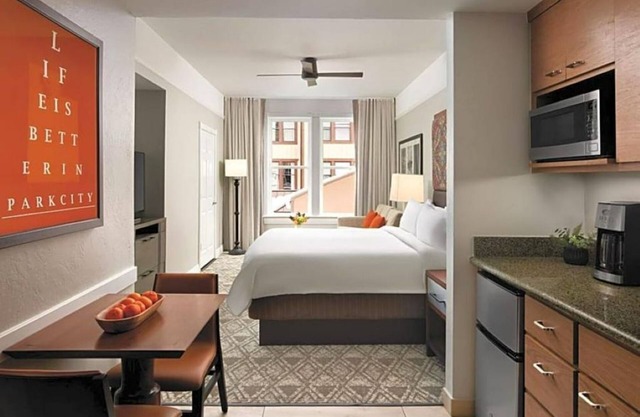 Marriott's Summit Watch, steps to town ski lift. Studio, sleeps 4, 1 Bath