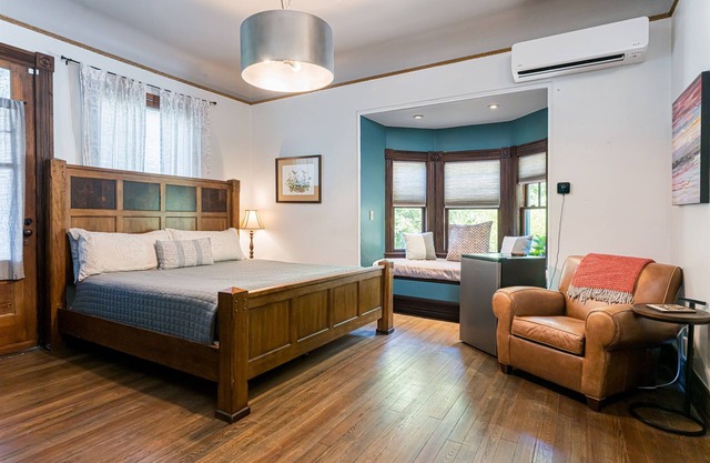 Marshall Inn Grand Porch Guestroom, Walk Downtown