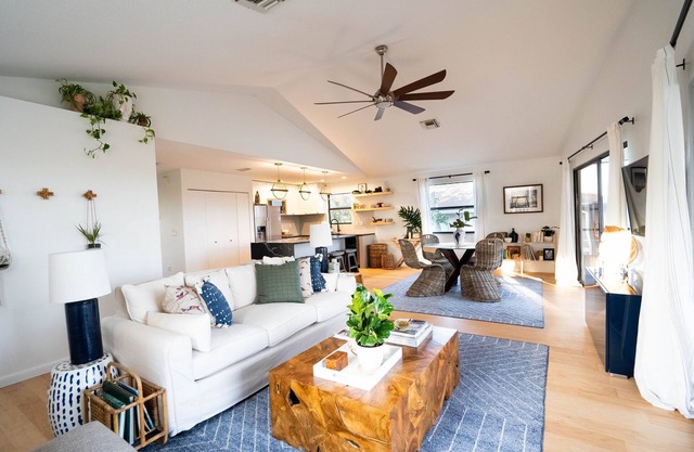 MarshaMellow A modern gulf coast Home! Fire pit, paddle boards, gas grill.