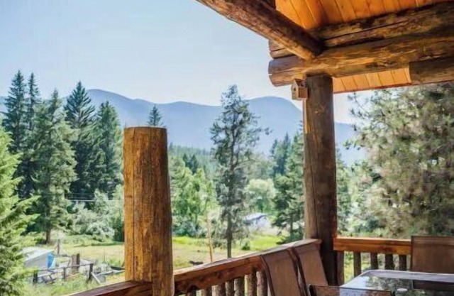 Martin City Log Cabin, just a hop away from Glacier National Park