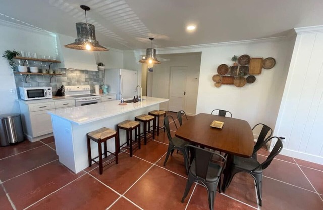 Martin Mill Santa Fe Inspired Bungalow- 5 minutes to downtown