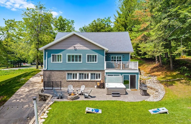 Marywood Cottage: Luxury Lake House Living, Kayaks and Paddle Boat Included