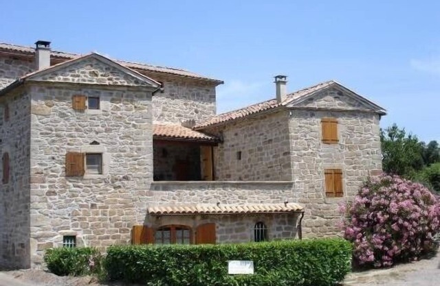 MAS DES OLIVIERS - Tastefully renovated typical Provencal farmhouse with private pool