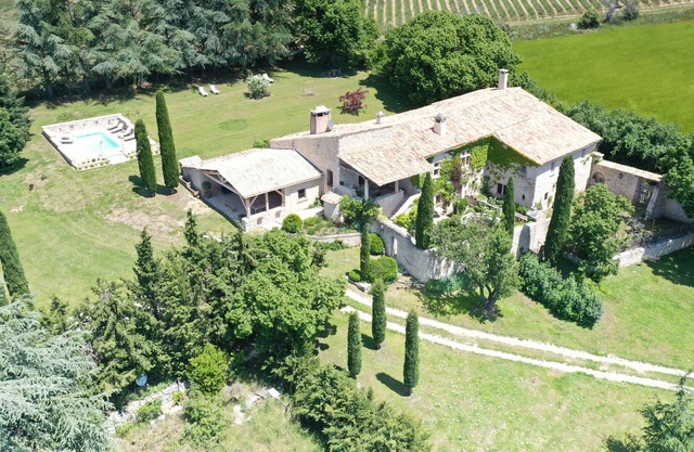 Mas en Provence with heated saltwater swimming pool & jacuzzi & boules court.