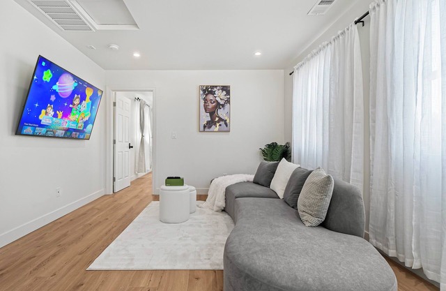 Massive 8BR Home in Hayward– Comfort & Convenience