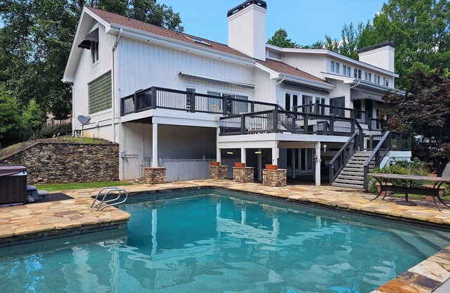 Massive Lakefront Mansion, 7BR/6BA 11 beds, private pool & dock, 9200sqft+