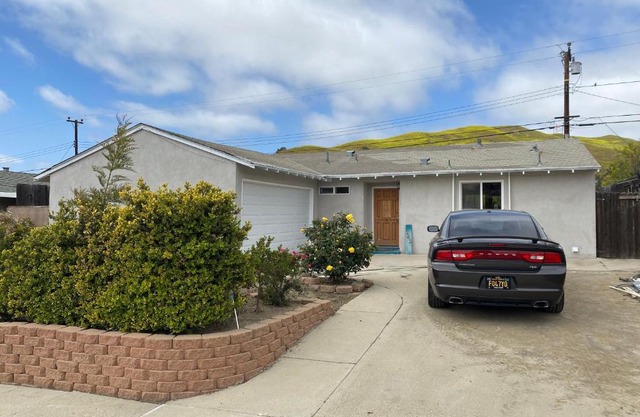 Master Bedroom w/ Private Bathroom (Must like dogs)