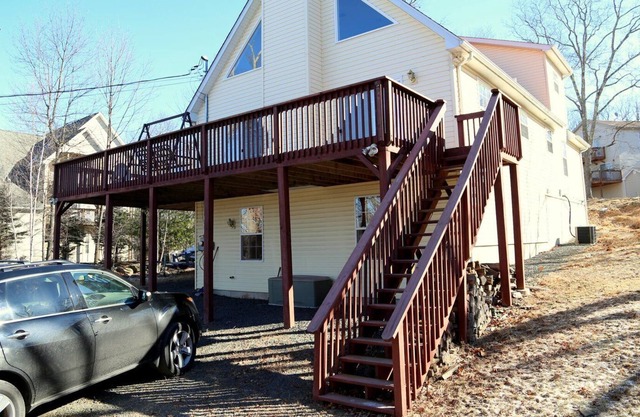 Masthope Chalet walk to Pool and Ski Slopes Sleeps 12 with Game Room