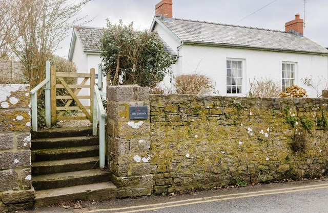 May Tree Cottage Manorbier 5 mins from the beach Sleeps 4