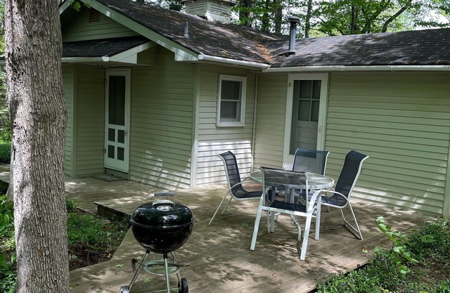 Mccormick Place on Big Glen Lake! Pets allowed. 3 day min after Labor Day.