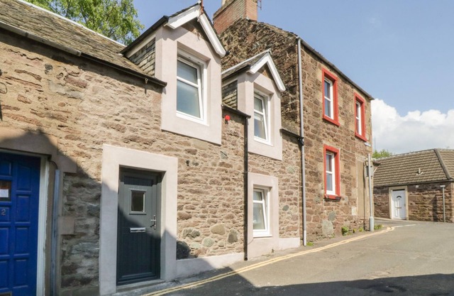 MEADOW COTTAGE, romantic, character holiday cottage in Crieff