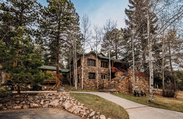 Meadow Creek Lodge: Historic Hillside Retreat
