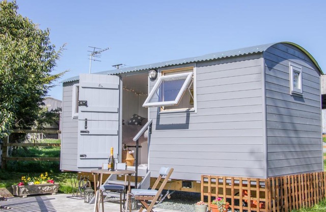 Meadow View Shepherd's Hut