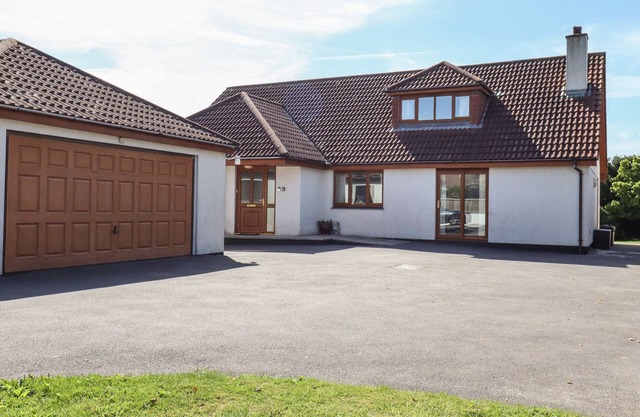 MEADOWSIDE, family friendly, with hot tub in Goonhavern