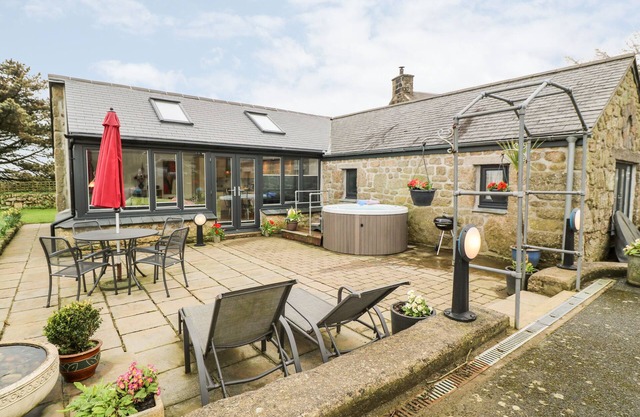 MEADOWSIDE, pet friendly, with hot tub in Mousehole