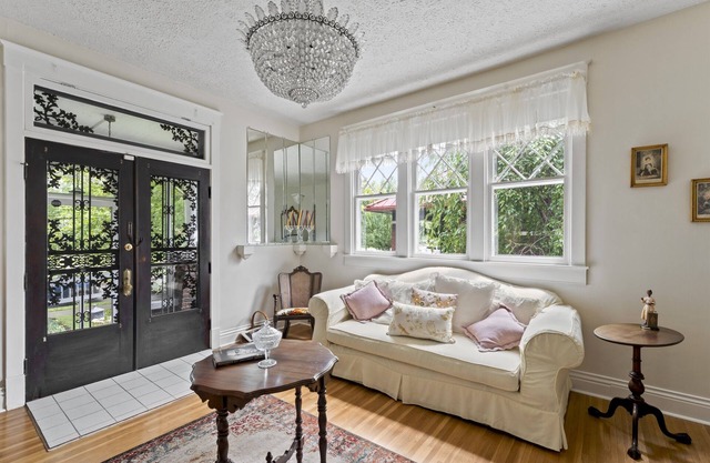 Medical Professionals’ Retreat: Charming Old Louisville Home with Unique Flair