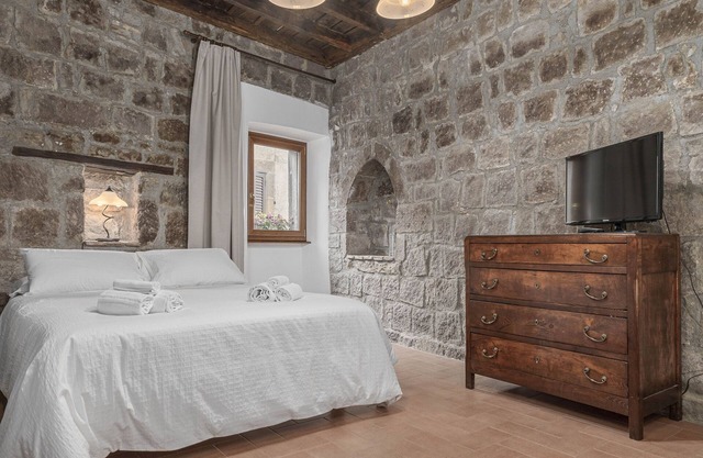 Medieval House built in 1200 in the centre! FREE private parking