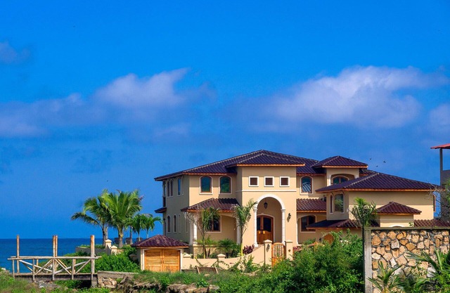 Meet us on where the sun kisses the waves: at Moonlight Apartment!