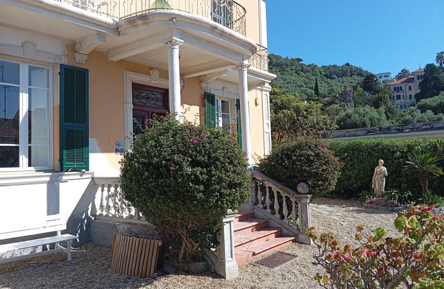 "Meine Sonne Riviera Cottage," Wohnung in Villa mit Meerblick und Garten.