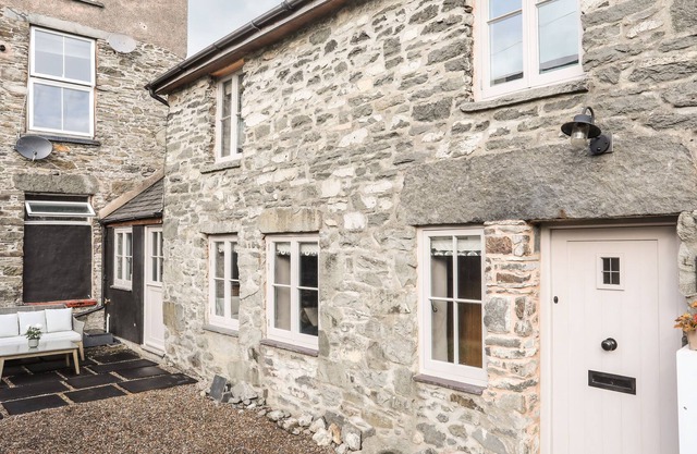 MELOCH COTTAGE, pet friendly, character holiday cottage in Bala