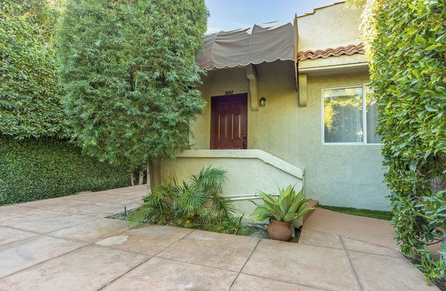 Melrose Village Charmer. Walk to world famous shopping and restaurants.