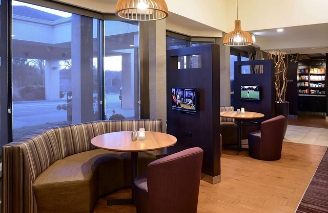 Memorable Stay! Free Parking, Pool, Short Drive To Harry S. Truman Farm Home!