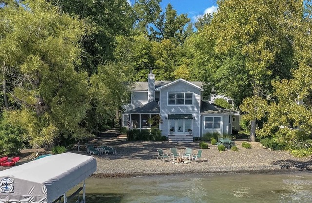 Menteth Landing: Luxury Lakeside Rental