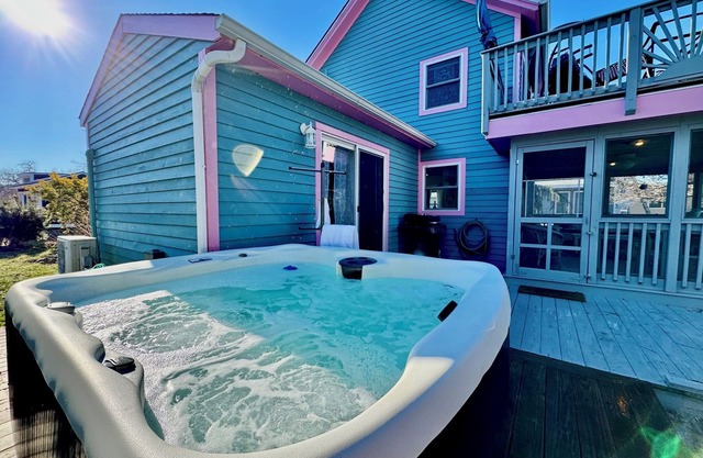 Mermaid & Mare, Downtown Retreat. Hot Tub, Firepit, fenced yard & Pet Friendly!