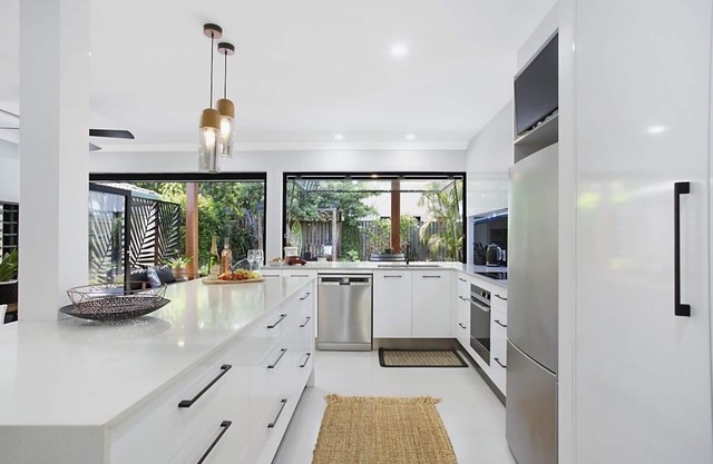Mermaid/Nobby Beach House - by the beach