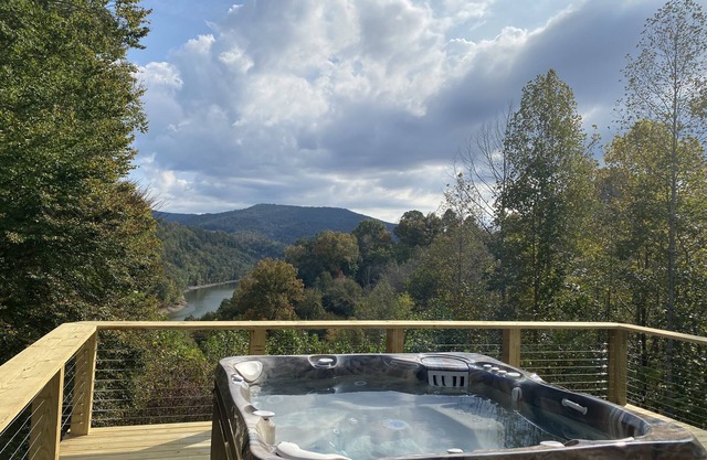 MerryN' Monroe Lake House with View of Dale Hollow Lake minutes to Sunset Marina