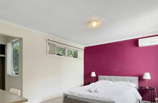 MetaWise Newington Chic and Queen Bed W Bathroom