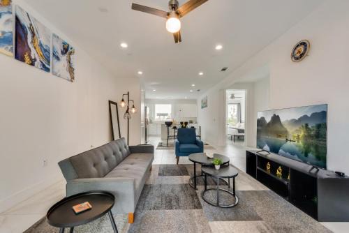 Metro View 2BR I Parking I King Bed I Workspace