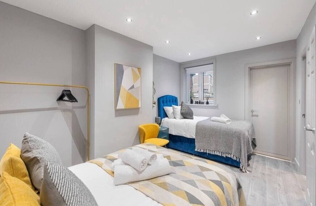 Metropolitan Living: Sleek 3BR with Vibrant Flair