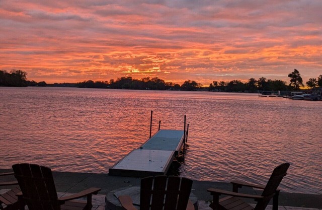 Meyers Bay Sunset Lakefront Cottage in Fox Lake w/Boat Pier