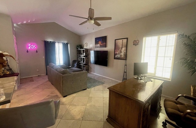Mi Casita De Paris-Heart of Phoenix Metro Area-Parisian themed w/Community Pool