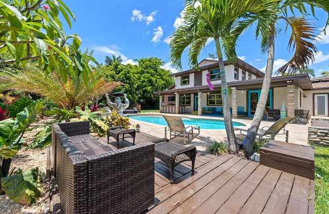 Miami Oasis: Pool/Theater/Games