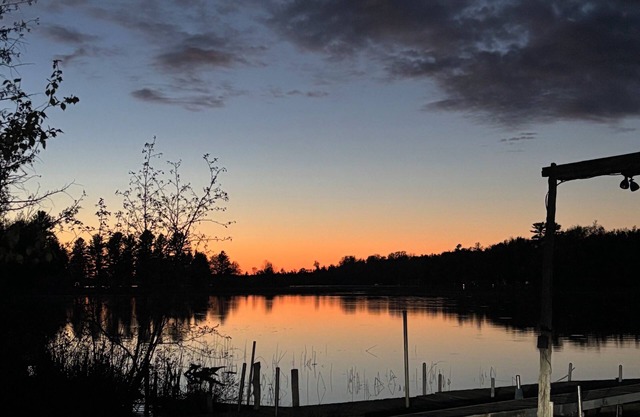 Michele’s Landing, Charming cottage in amazing Lake Leelanau, on narrows w/dock
