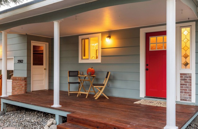 Mid-Century 2 Bedroom Bungalow Retreat - Minutes to Downtown & Hospitals