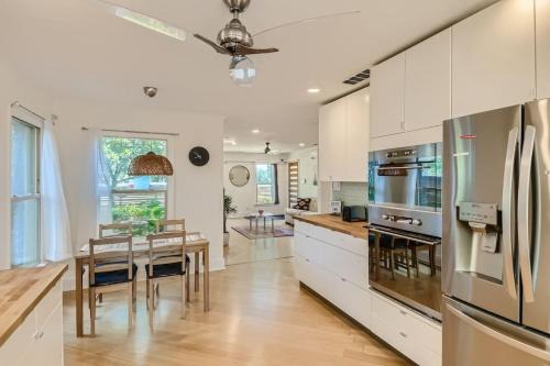 Mid Century Cozy & Quiet Home-Walk to the Square