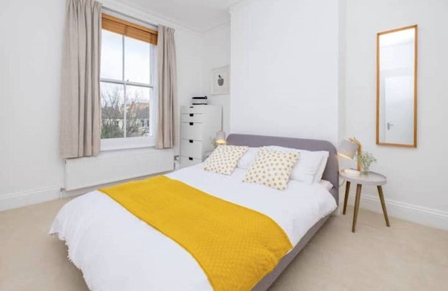 Mid-century Designed 2BD Apartment in Central Hove