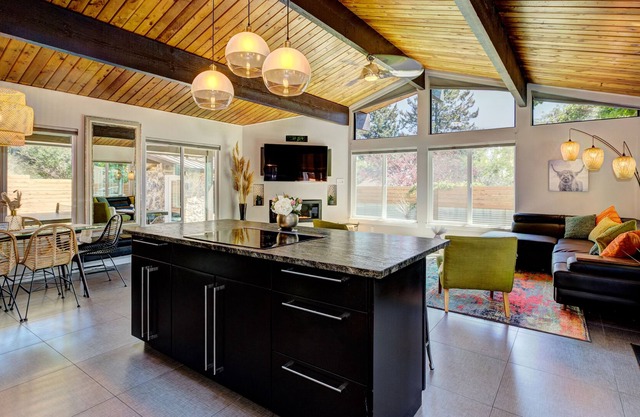 Mid-Century Hideaway in Boise’s North End - 10m to Downtown + 35m to Skiing.