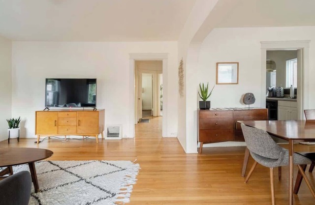 Mid-Century Home Top Location 3BR Sleeps 6