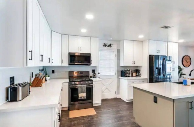 MID CENTURY MODERN POOL HOME w/GAME ROOM