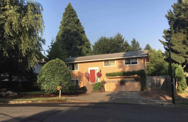 Mid Term Rental West Linn Relaxing Home Walk to Restaurants & Shop Fncd Yard Pet